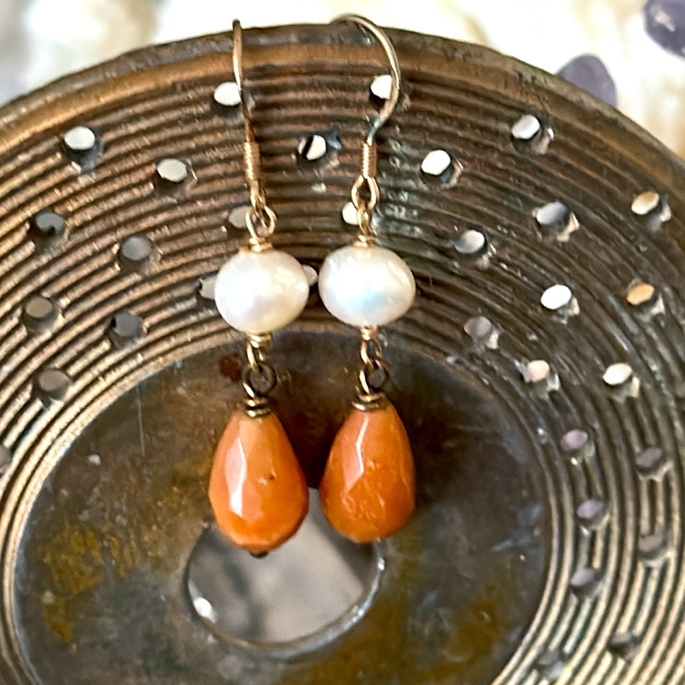 Pierced earrings faceted carnelian and white fresh water pearls